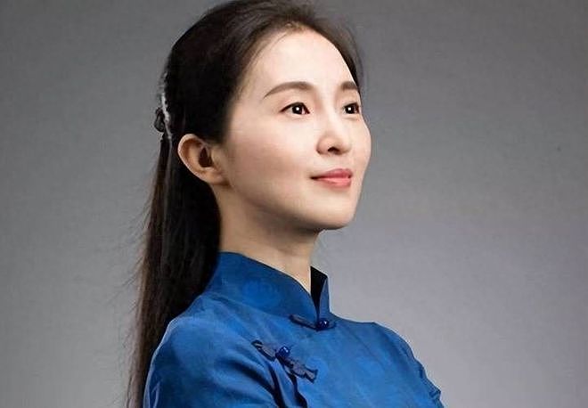 “最美校长胡红梅”堕落史:凭美貌走上巅峰,但一夜之间人设崩塌 - 1