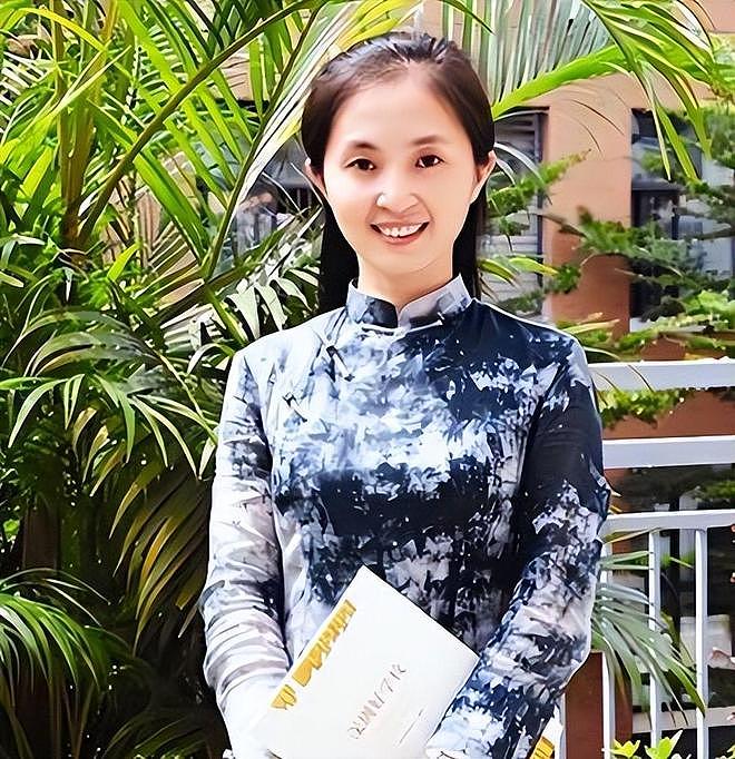 “最美校长胡红梅”堕落史:凭美貌走上巅峰,但一夜之间人设崩塌 - 2