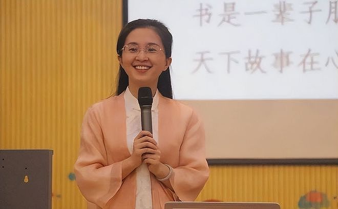 “最美校长胡红梅”堕落史:凭美貌走上巅峰,但一夜之间人设崩塌 - 3
