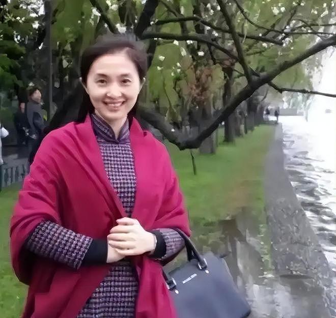 “最美校长胡红梅”堕落史:凭美貌走上巅峰,但一夜之间人设崩塌 - 4