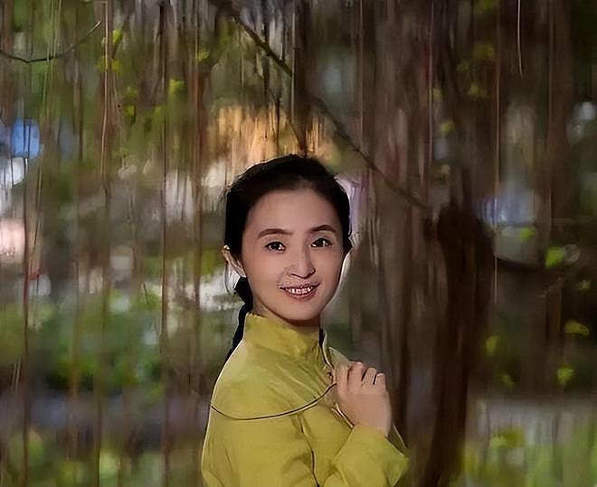 “最美校长胡红梅”堕落史:凭美貌走上巅峰,但一夜之间人设崩塌 - 10