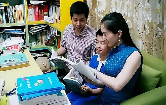 “最美校长胡红梅”堕落史:凭美貌走上巅峰,但一夜之间人设崩塌 - 11