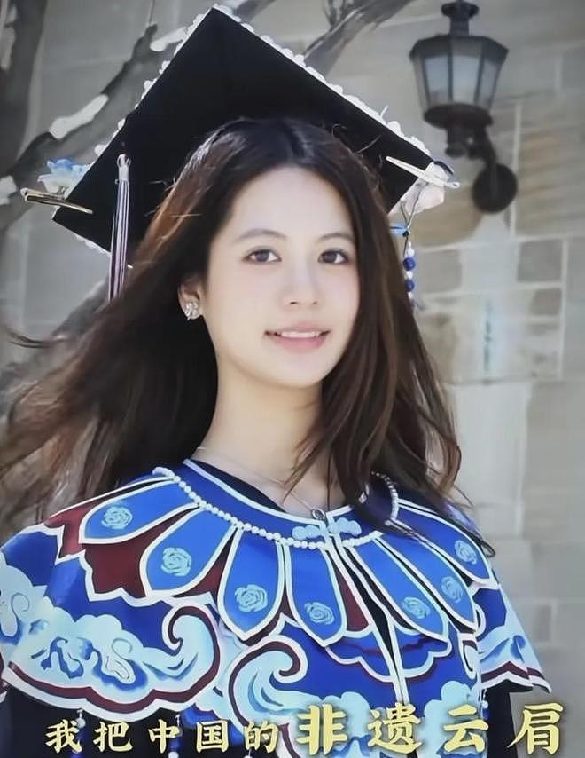 最美星二代、翁虹女儿高分毕业,身披非遗云肩惊艳海外毕业典礼 - 1