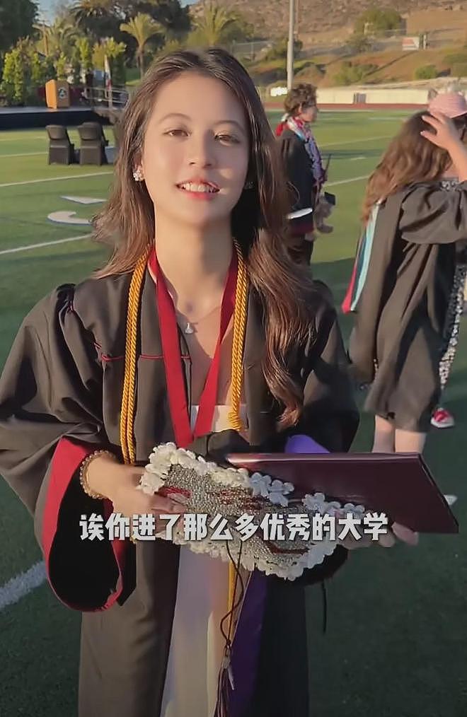 最美星二代、翁虹女儿高分毕业,身披非遗云肩惊艳海外毕业典礼 - 4