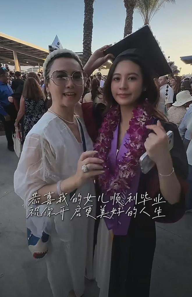 最美星二代、翁虹女儿高分毕业,身披非遗云肩惊艳海外毕业典礼 - 6