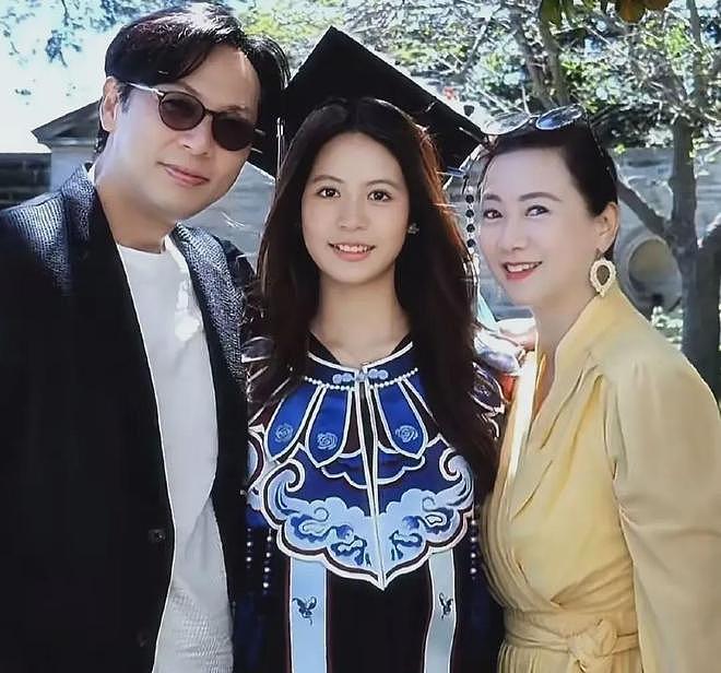 最美星二代、翁虹女儿高分毕业,身披非遗云肩惊艳海外毕业典礼 - 8