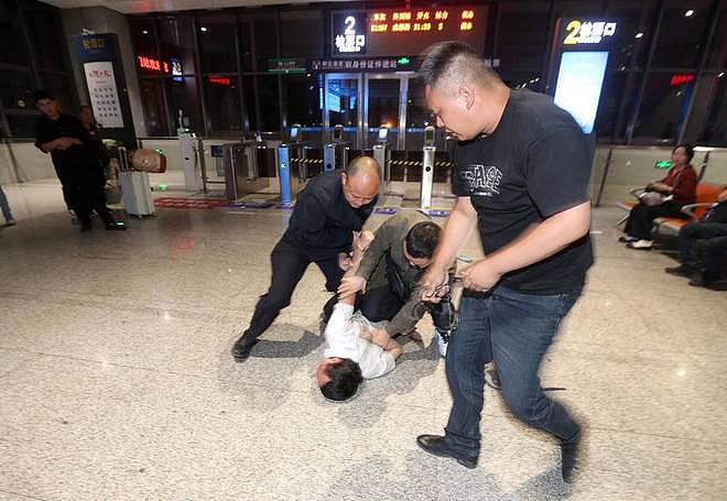 2014年西安大叔私开“派出所”,假警察半年破案百余件,结局如何 - 4