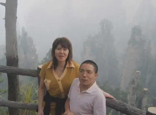 他是身高1.34米的亿万富翁,每月给妻子2万,依然被她害了 - 1