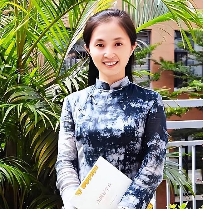 凭美貌走上巅峰！深圳“最美校长”一夜之间翻车（组图） - 1