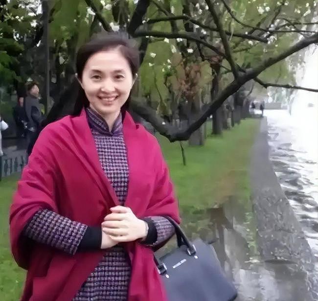 凭美貌走上巅峰！深圳“最美校长”一夜之间翻车（组图） - 3