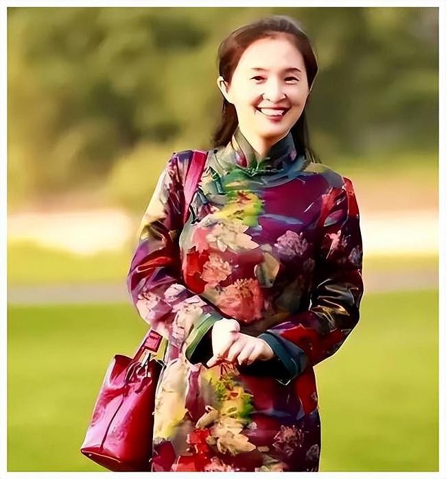 凭美貌走上巅峰！深圳“最美校长”一夜之间翻车（组图） - 4