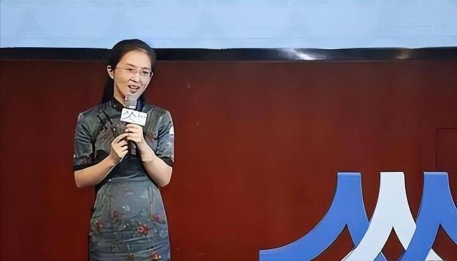 凭美貌走上巅峰！深圳“最美校长”一夜之间翻车（组图） - 6