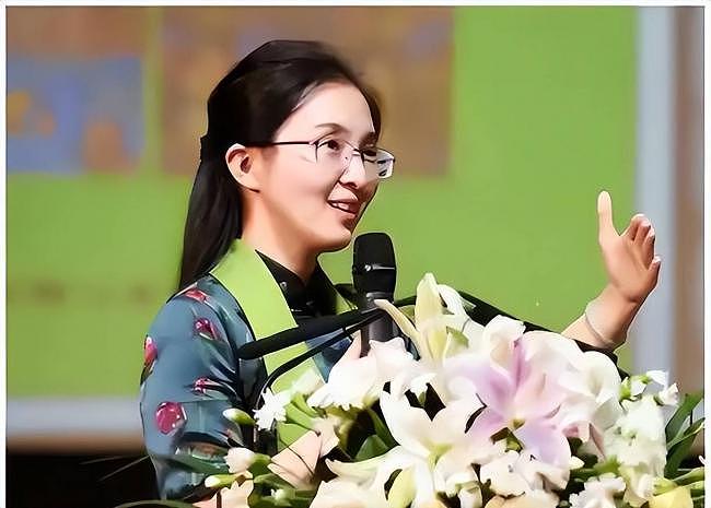 凭美貌走上巅峰！深圳“最美校长”一夜之间翻车（组图） - 8