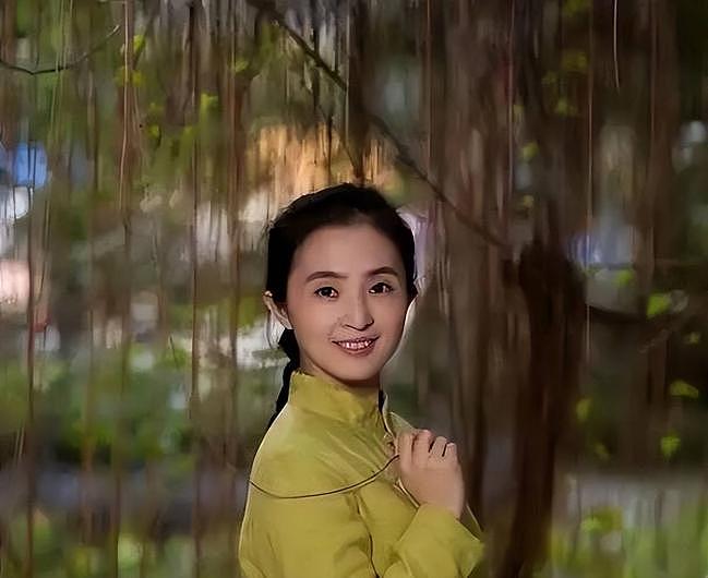 凭美貌走上巅峰！深圳“最美校长”一夜之间翻车（组图） - 9