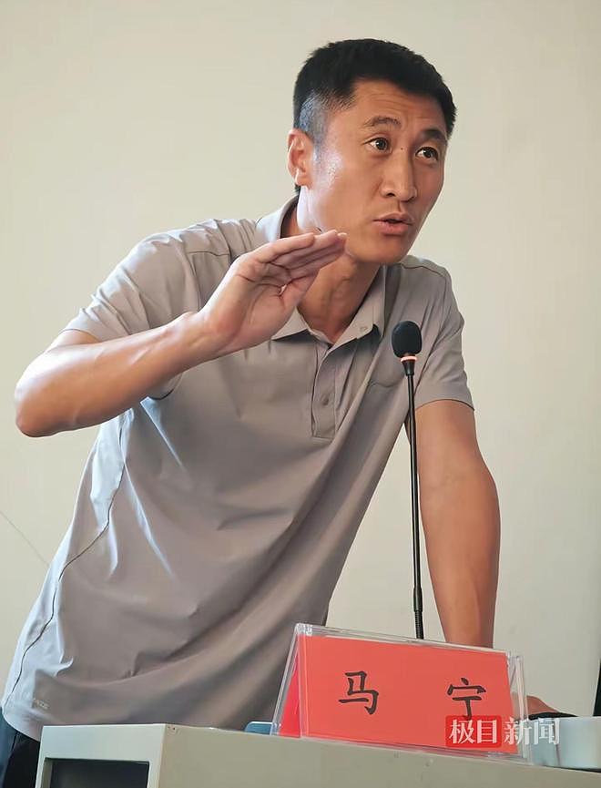 中国人再次在世界杯赛场奔跑，马宁首次在世界杯担任主裁亮牌6张（组图） - 3