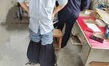 上班穿着超40斤的裤子！男子怪异着装引发老板怀疑，报警一查所有人都惊呆了...（组图）