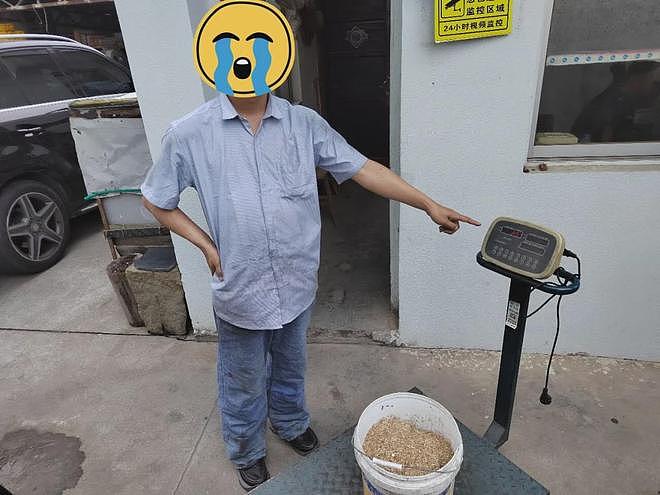 上班穿着超40斤的裤子！男子怪异着装引发老板怀疑，报警一查所有人都惊呆了...（组图） - 3