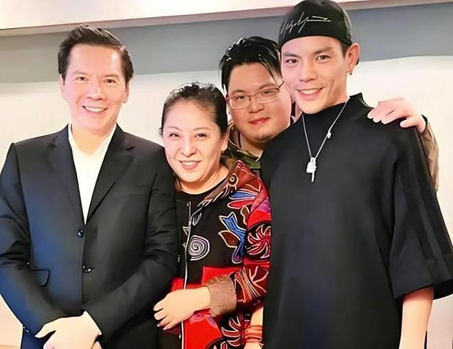 向佐的采访视频爆火后，向太在向佑账号留言，愿母子俩早日和解（组图） - 21
