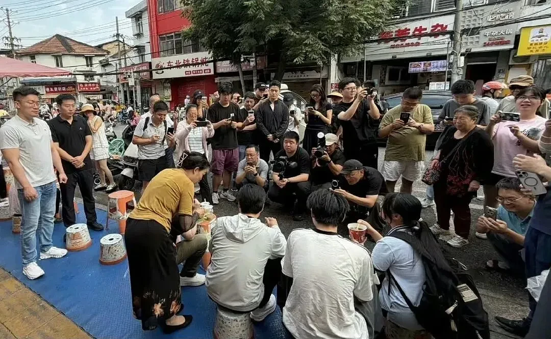 “吃早饭还要这么多人拍照”,雷军回应被小女孩吐槽(组图) - 2