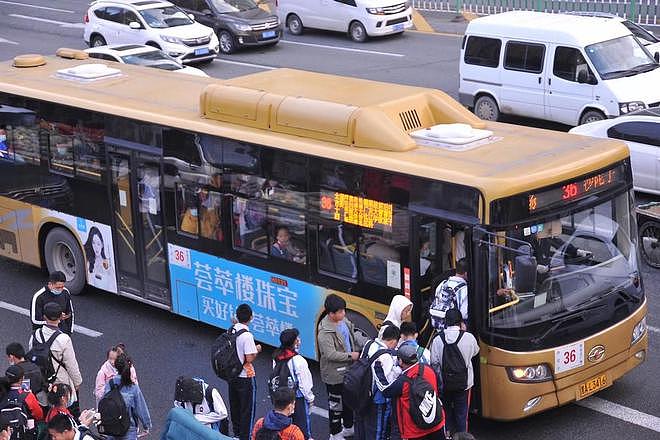 客流暴跌59%，一年亏损2000亿！昔日城市出行主力正“断臂求生” - 7