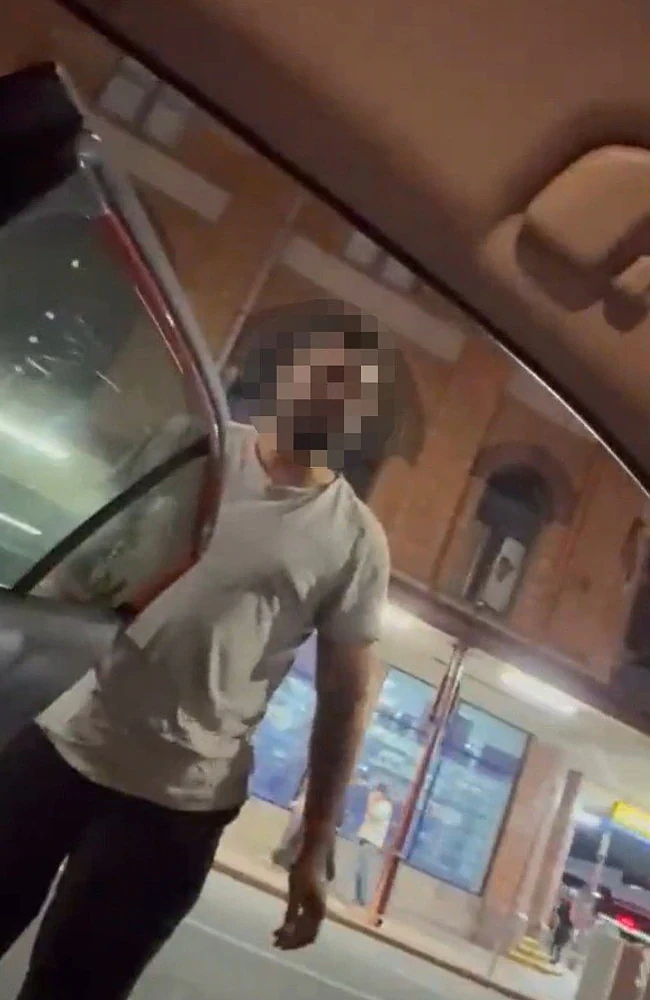 “他朝我泼滚烫的咖啡”!因取消行程,澳洲女乘客与Uber司机爆发激烈冲突 - 1