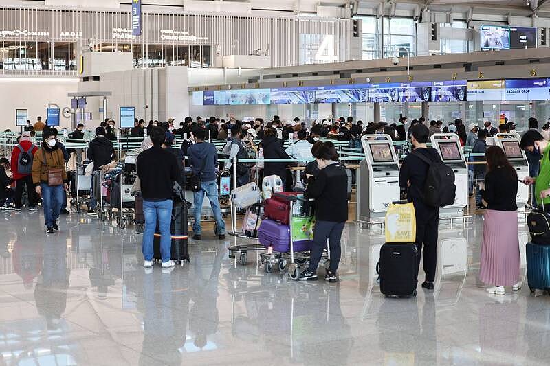 闯仁川机场女员工休息室拉屎，中国男涉案画面曝光引公愤 - 1