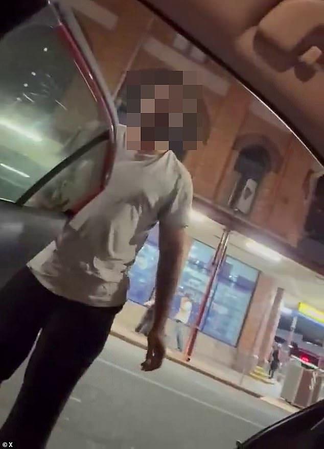 “SB，滚下我的车！”澳洲2女子拒绝下车，遭Uber司机怒骂泼咖啡，网友炸锅（视频/组图） - 1