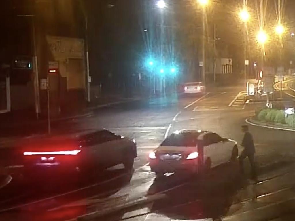 澳街头发生致命枪击案!前拳手当街中弹身亡,枪手驾车逃跑险撞路人(组图) - 1