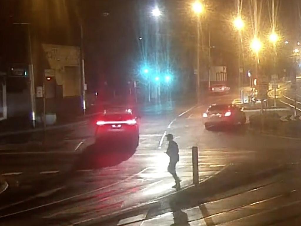 澳街头发生致命枪击案!前拳手当街中弹身亡,枪手驾车逃跑险撞路人(组图) - 2