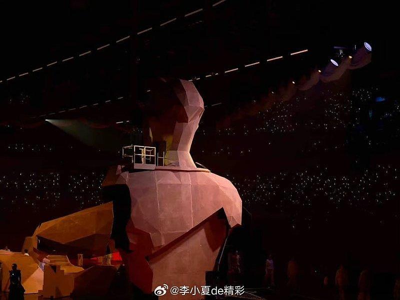“整场看屁股” 陈小春唱一半遭观众要求退票,台上泪崩道歉(组图) - 2
