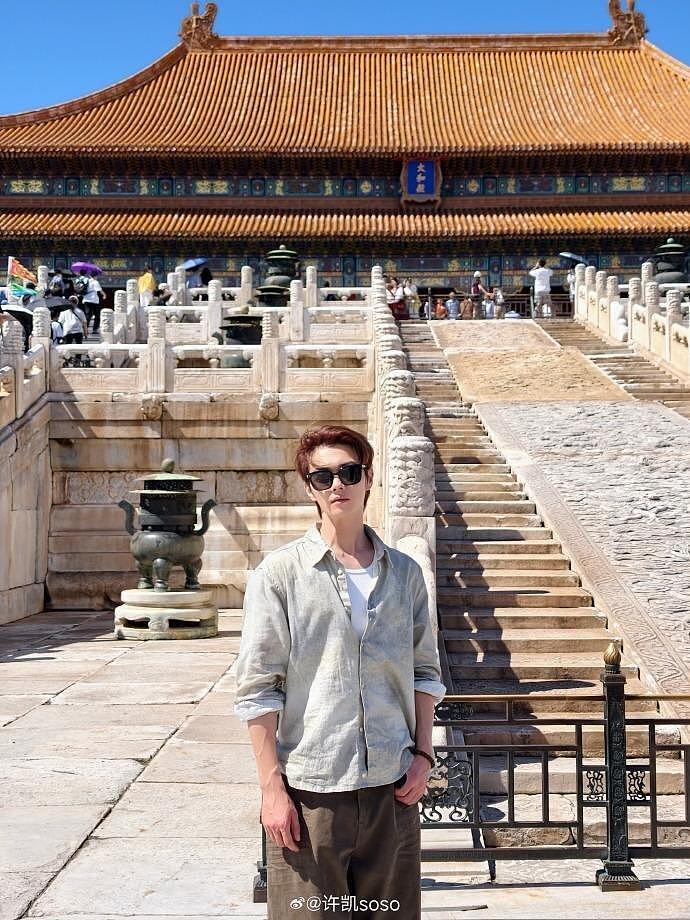 许凯在故宫当游客，网友调侃：傅恒回宫也得排队（组图） - 1