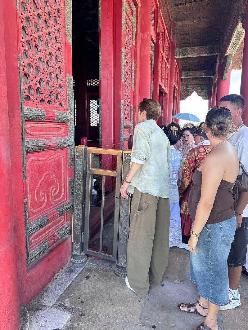 许凯在故宫当游客，网友调侃：傅恒回宫也得排队（组图） - 2