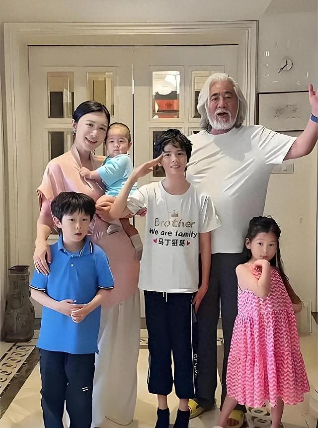 张纪中父亲节引热议，继子端洗脚水一幕看呆网友（组图） - 1