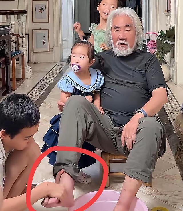 张纪中父亲节引热议，继子端洗脚水一幕看呆网友（组图） - 2