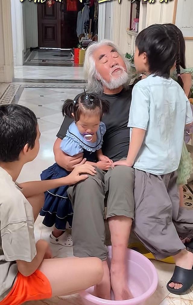 张纪中父亲节引热议，继子端洗脚水一幕看呆网友（组图） - 3