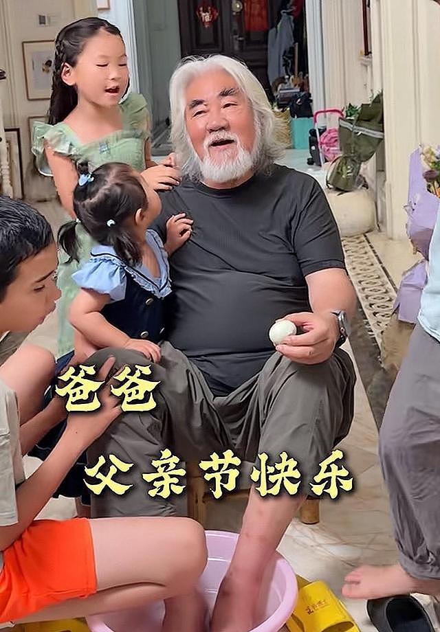 张纪中父亲节引热议，继子端洗脚水一幕看呆网友（组图） - 4
