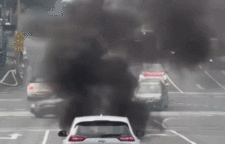 “好怕会爆炸！”Burwood惊见Jeep当街自燃，华人宝妈目睹火势熊熊！司机或为亚裔，伤情不明（组图）