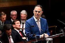 新州预算案出炉：赤字翻倍总债务飙至$1785亿，经济增长预期遭腰斩