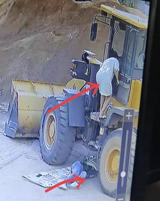 男子车底检修,妻子启动铲车,险被碾死,丈夫曝妻子买2000万保险 - 1