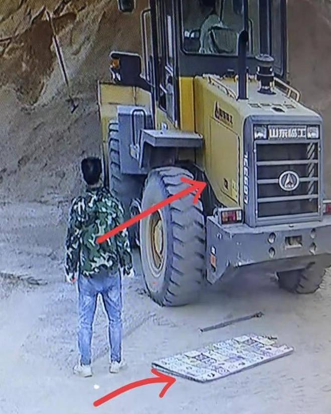 男子车底检修,妻子启动铲车,险被碾死,丈夫曝妻子买2000万保险 - 4