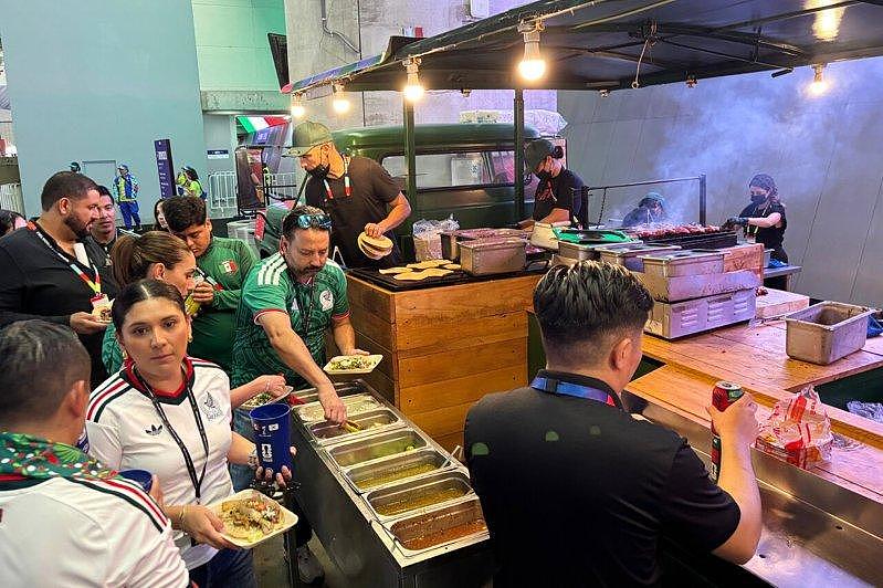 世界杯啤酒1杯20元、薯饼开价75元，球迷直呼“抢劫” - 1