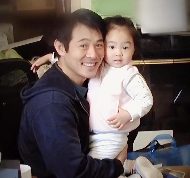 63岁李连杰罕见晒全家福,四个女儿全部出镜,长女很像前妻黄秋燕 - 4