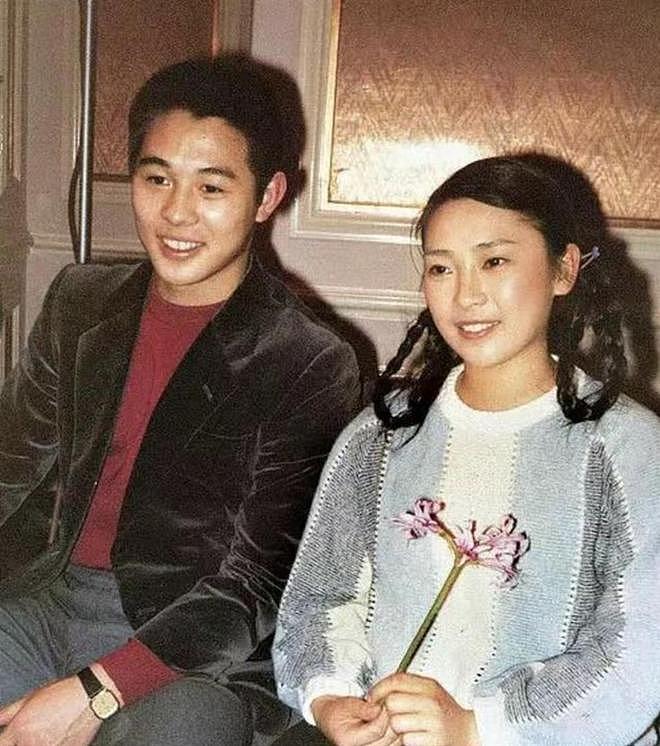 63岁李连杰罕见晒全家福,四个女儿全部出镜,长女很像前妻黄秋燕 - 6