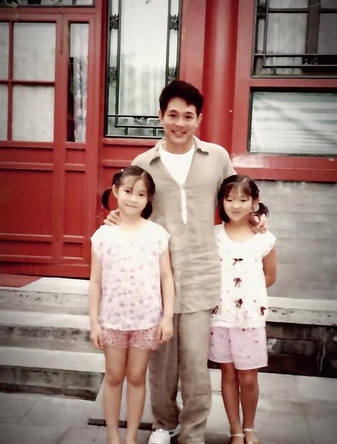 63岁李连杰罕见晒全家福,四个女儿全部出镜,长女很像前妻黄秋燕 - 8