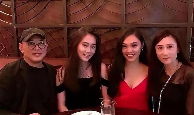 63岁李连杰罕见晒全家福,四个女儿全部出镜,长女很像前妻黄秋燕 - 11