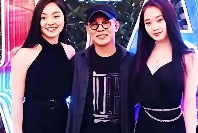 63岁李连杰罕见晒全家福,四个女儿全部出镜,长女很像前妻黄秋燕 - 12