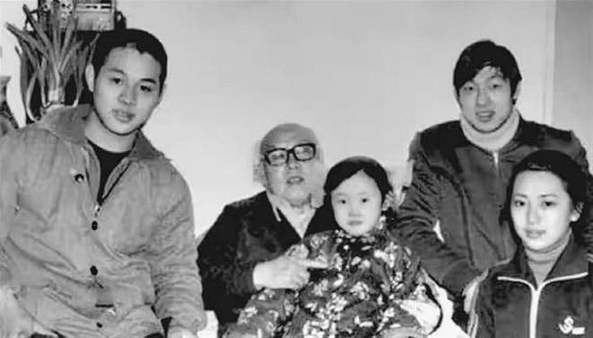 63岁李连杰罕见晒全家福,四个女儿全部出镜,长女很像前妻黄秋燕 - 13