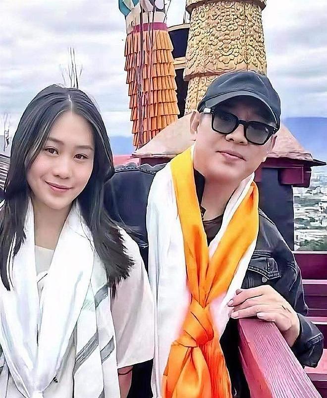 63岁李连杰罕见晒全家福,四个女儿全部出镜,长女很像前妻黄秋燕 - 15