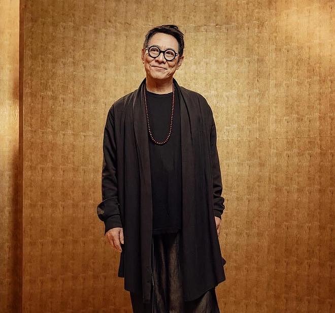 63岁李连杰罕见晒全家福,四个女儿全部出镜,长女很像前妻黄秋燕 - 17