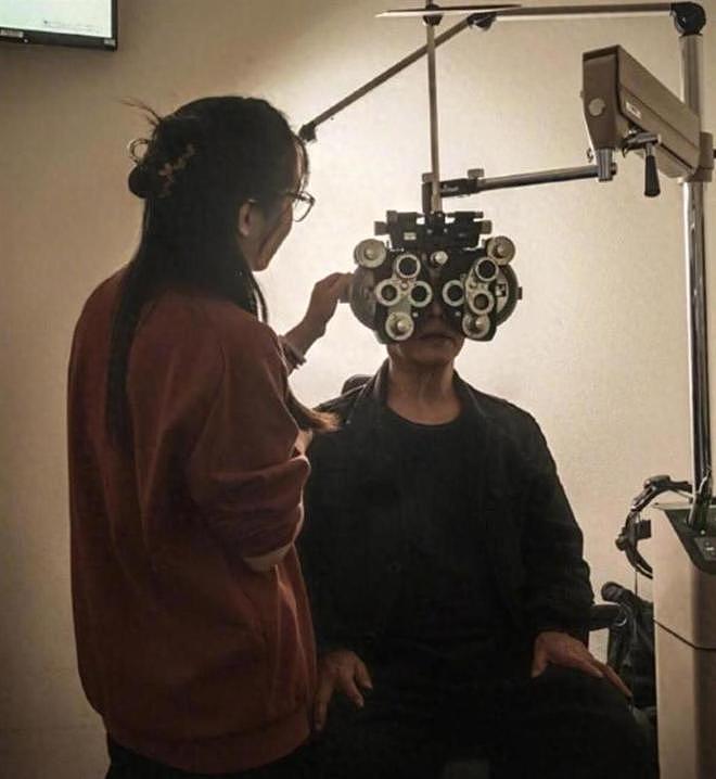 63岁李连杰罕见晒全家福,四个女儿全部出镜,长女很像前妻黄秋燕 - 18